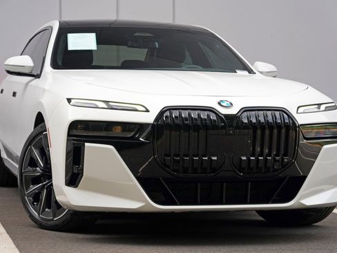 Used 2023 BMW 740i w/ Parking Assistance Package RWD image 4