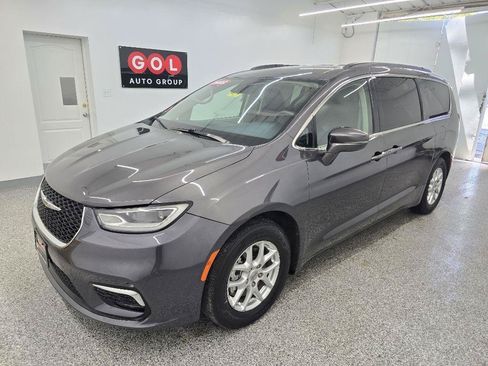 Used 2022 Chrysler Pacifica Touring-L FWD image 3