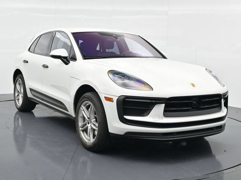 Certified 2023 Porsche Macan AWD/4WD image 3