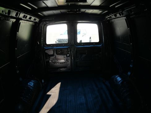 Used 2017 Chevrolet Express 2500 RWD image 13