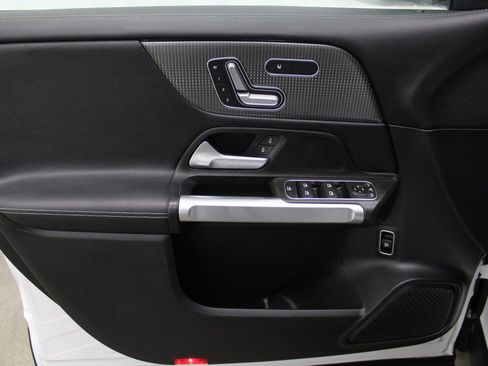 Used 2021 Mercedes-Benz GLB 250 image 12