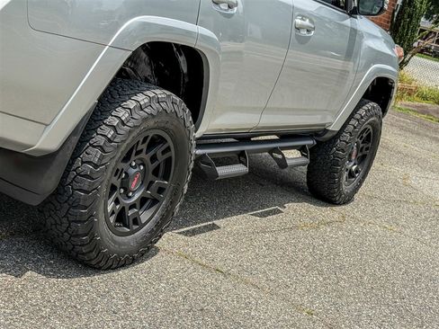 Used 2018 Toyota 4Runner TRD Off-Road Premium AWD/4WD image 35