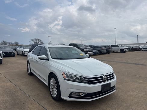 Used 2017 Volkswagen Passat 1.8T SE image 1