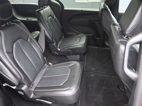 Used 2025 Chrysler Pacifica Select FWD image 8