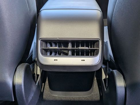 Used 2022 Tesla Model Y Long Range image 17