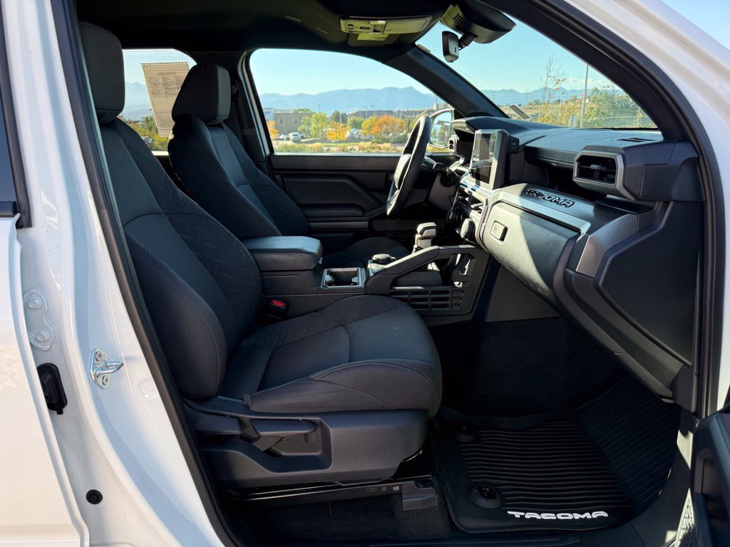 Used 2025 Toyota Tacoma SR5 AWD/4WD image 31
