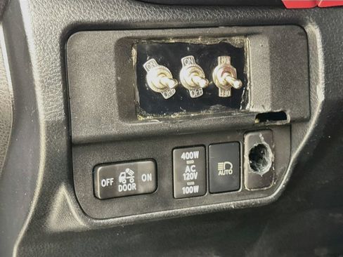 Used 2018 Toyota Tacoma TRD Off-Road AWD/4WD image 11