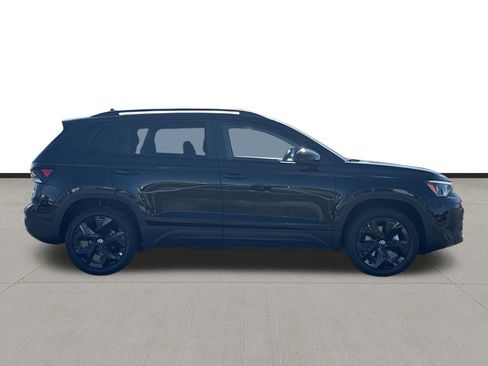 New 2026 Volkswagen Taos SE image 4