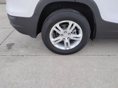 Used 2023 GMC Terrain SLE image 23