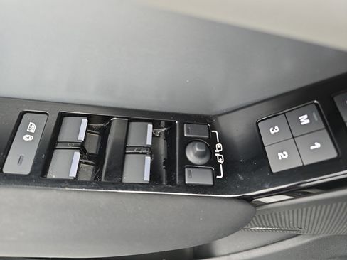 Certified 2025 Land Rover Range Rover Velar S image 28