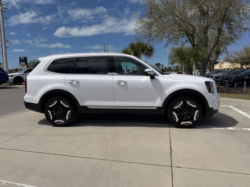 Certified 2023 Kia Telluride S image 3