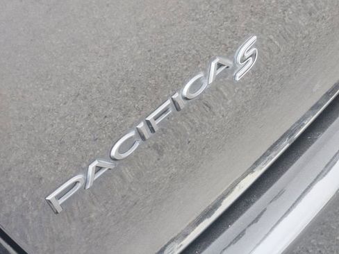 Used 2020 Chrysler Pacifica Touring-L w/ S Appearance Package image 9