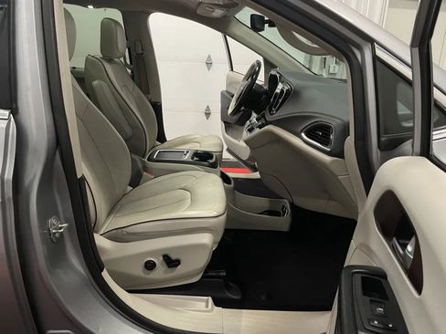Used 2020 Chrysler Pacifica Limited FWD image 43