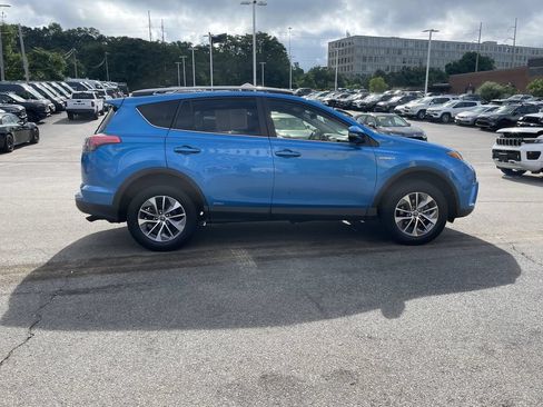 Used 2018 Toyota RAV4 LE AWD/4WD image 7