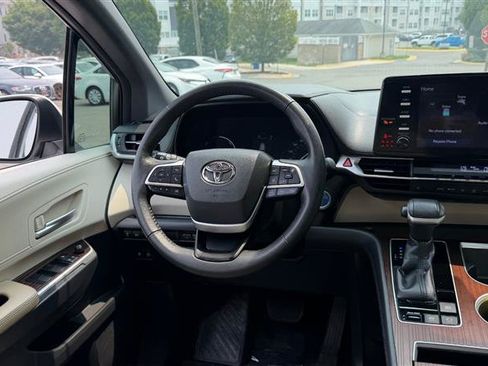 Used 2023 Toyota Sienna XSE FWD image 29
