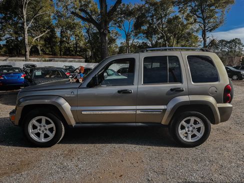 Used 2007 Jeep Liberty Limited image 2