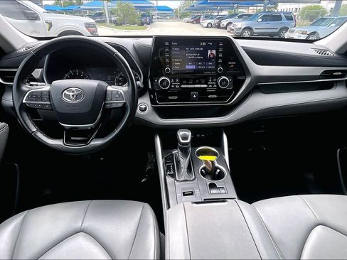 Used 2021 Toyota Highlander XLE FWD image 16