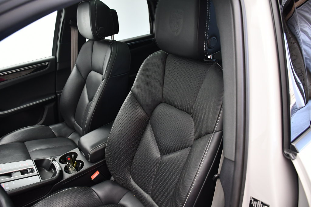 Certified 2024 Porsche Macan AWD/4WD image 36