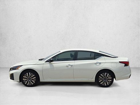 Used 2025 Nissan Altima 2.5 SV FWD image 8
