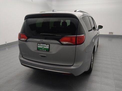 Used 2020 Chrysler Pacifica Touring-L image 7