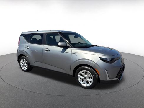 Used 2025 Kia Soul LX w/ LX Technology Package FWD image 2