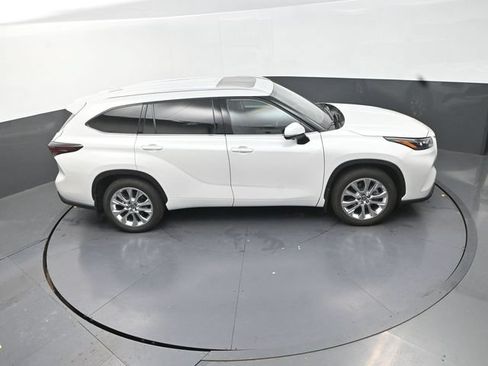 Certified 2025 Toyota Highlander Limited AWD/4WD image 31