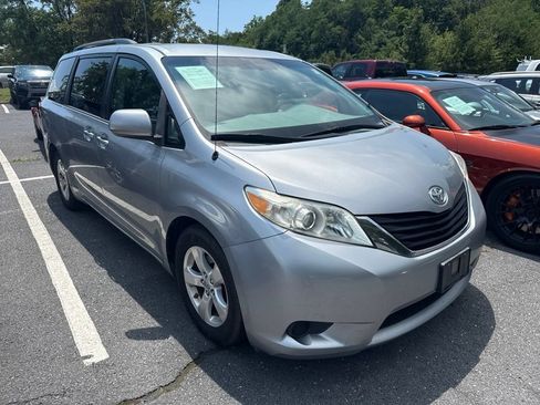 Used 2013 Toyota Sienna LE FWD image 1