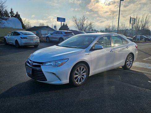 Used 2016 Toyota Camry Hybrid image 3