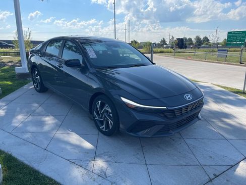 Used 2025 Hyundai Elantra Sport FWD image 2