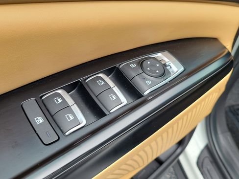 Used 2022 Kia Carnival LX FWD image 19