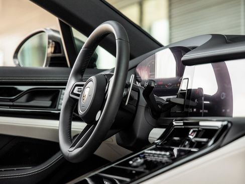 Certified 2025 Porsche Panamera image 40