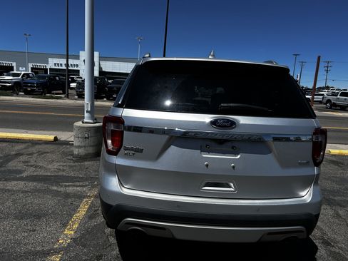 Used 2017 Ford Explorer XLT w/ Equipment Group 201A AWD/4WD image 3