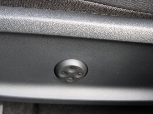 Used 2023 Mercedes-Benz EQB 300 4MATIC image 31