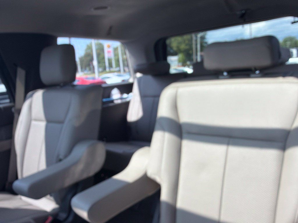 Used 2020 Ford Expedition XLT w/ Equipment Group 202A AWD/4WD image 10