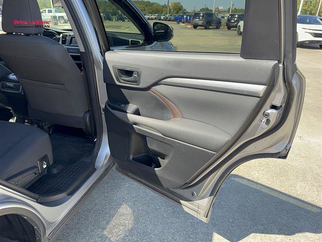 Used 2016 Toyota Highlander LE FWD image 14