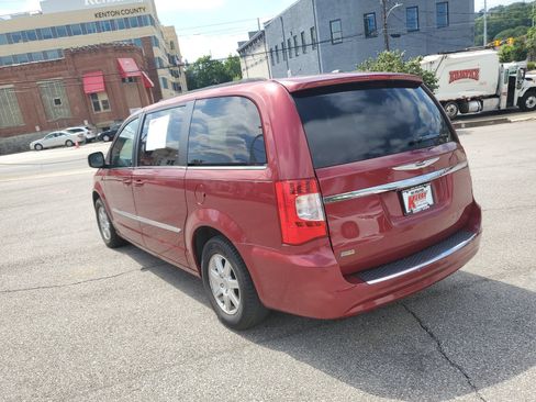 Used 2012 Chrysler Town & Country Touring w/ Entertainment Group #1 FWD image 3