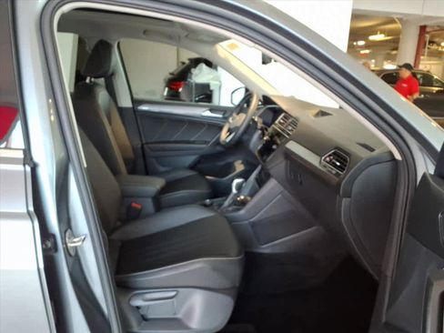 Used 2024 Volkswagen Tiguan SE w/ Panoramic Sunroof Package image 21
