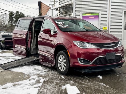 Used 2018 Chrysler Pacifica Touring-L image 1