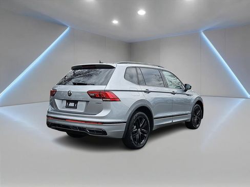 Certified 2022 Volkswagen Tiguan SE R-Line image 5