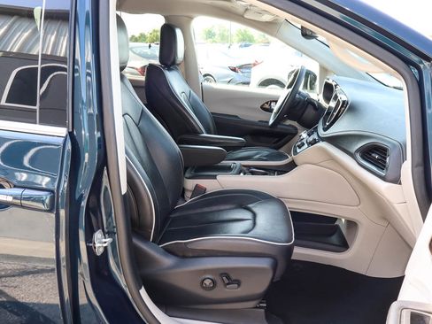 Used 2023 Chrysler Pacifica Limited FWD image 28