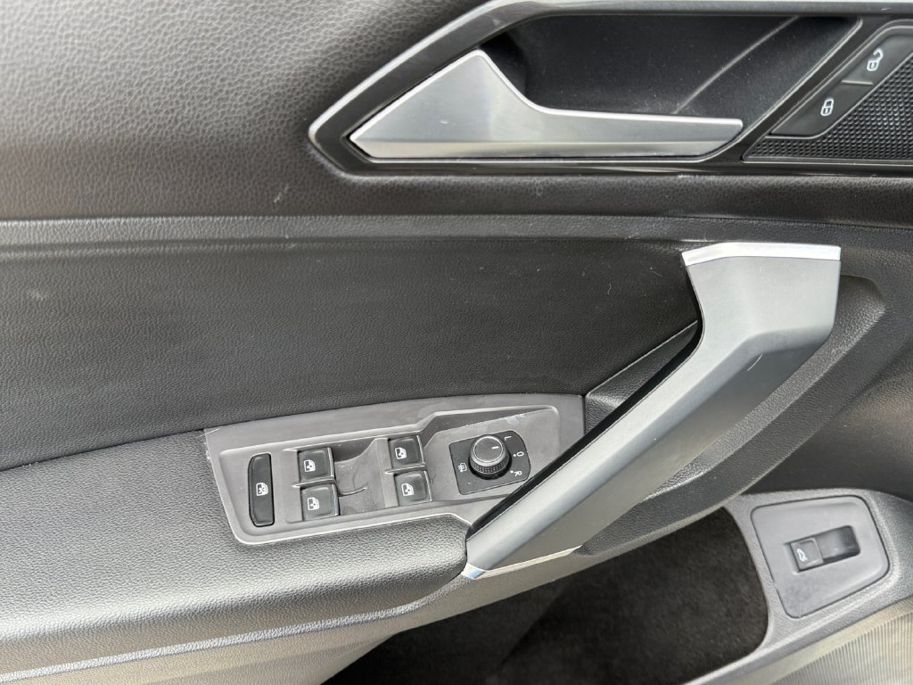 Used 2018 Volkswagen Tiguan SEL AWD/4WD image 11