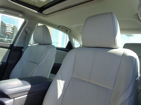 Used 2015 Toyota Avalon Limited w/ Technology Package FWD image 10