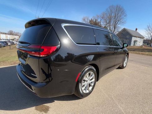 Used 2026 Chrysler Pacifica Limited image 5