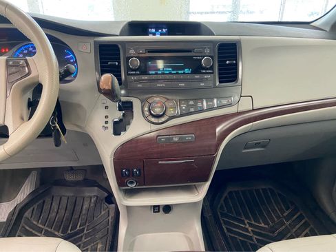 Used 2013 Toyota Sienna XLE image 18