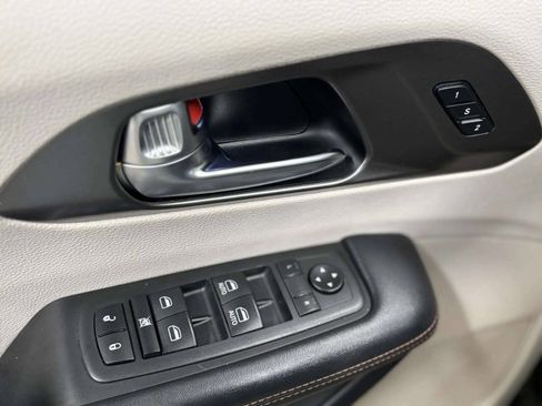 Used 2020 Chrysler Pacifica Touring-L FWD image 32
