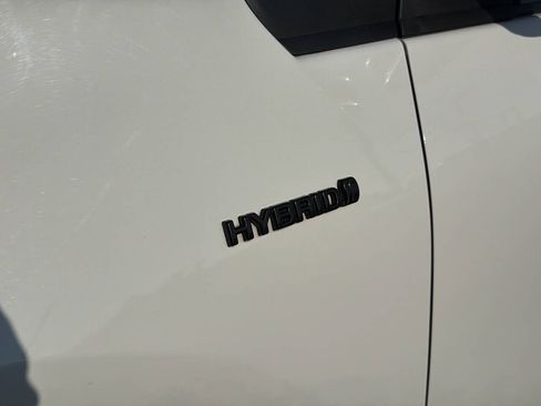 Used 2022 Toyota Prius AWD image 2