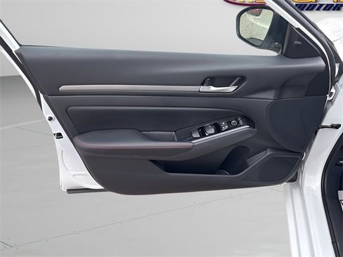 Used 2024 Nissan Altima 2.5 SR image 6