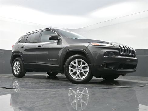 Used 2018 Jeep Cherokee Latitude Plus image 20