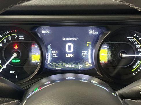 Used 2025 Jeep Wrangler Sahara image 26