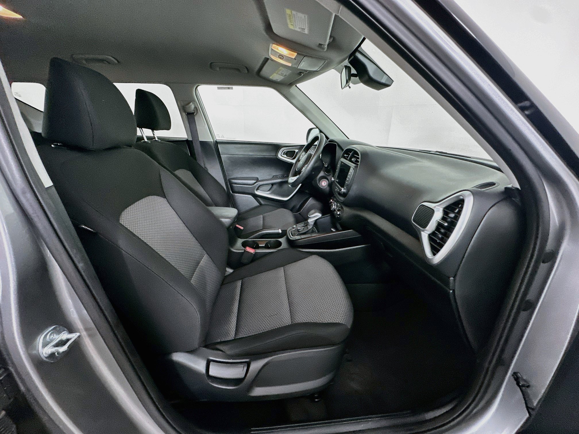 Used 2025 Kia Soul LX w/ LX Technology Package FWD image 29